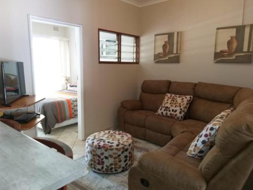 sala de estar con sofá y mesa en Unit 19 Villa Mia Apartment, en St Lucia