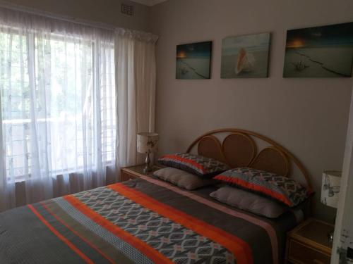 セントルシアにあるUnit 19 Villa Mia Apartmentのベッドルーム(ベッド1台、窓付)