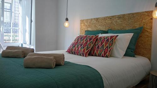里斯本的住宿－Lisboa Bridge Spot，一间卧室配有一张大床和两个枕头