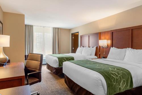 斯克內克塔迪的住宿－Comfort Inn & Suites Schenectady - Scotia，酒店客房配有两张床和一张书桌