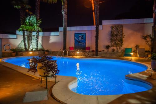 ein großer Pool mit blauem Wasser in der Nacht in der Unterkunft Casa Golfinho in Viana do Castelo
