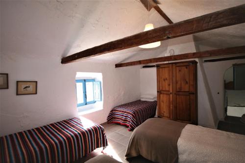 HinojaresにあるCasa Azul Cazorlaのベッドルーム1室(ベッド2台、窓付)