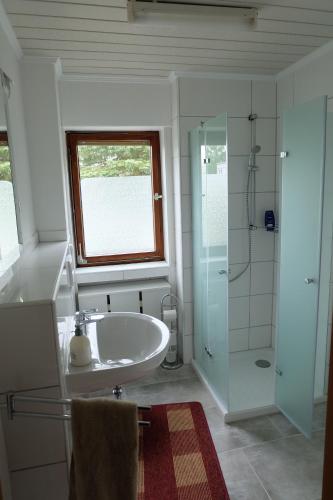 Ett badrum på Ferienwohnung in Dierdorf