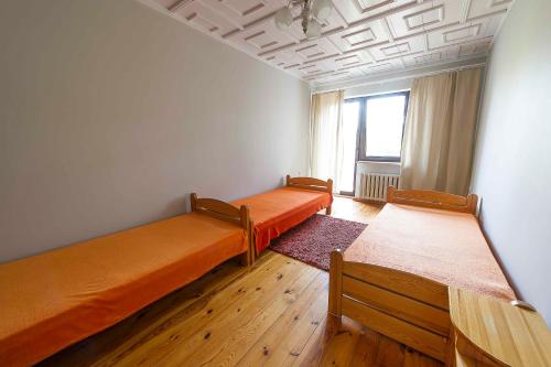 pokój z 3 łóżkami i oknem w obiekcie RETRO HOUSE w Sztutowie