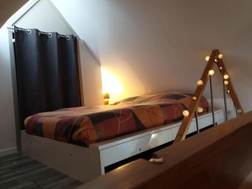 een slaapkamer met een bed met een zwart gordijn bij STUDIO ANSYLIA in Lantic