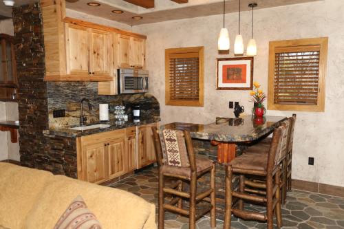 Kitchen o kitchenette sa Cougar Ridge