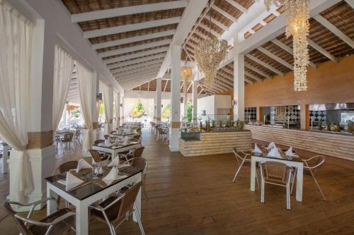 Um restaurante ou outro lugar para comer em Viva Heavens by Wyndham, A Trademark All Inclusive