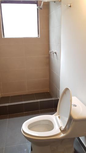 a bathroom with a toilet with a window and a shower at Hermosa Casa Campestre en Villeta in Villeta