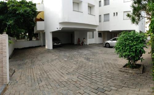ein Parkplatz vor einem Gebäude in der Unterkunft Guaruja - Enseada in Guarujá
