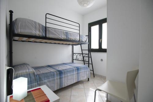 1 dormitorio con 2 literas y mesa en R&Z Getaway, en Santa María