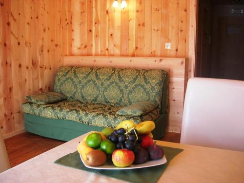 a plate of fruit on a table in a room at Appartments Helvetia in Villabassa