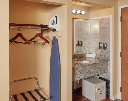 A bathroom at Ocean Inn & Suites