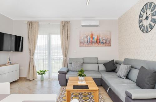 een woonkamer met een bank en een tafel bij AAA Anić Amazing Apartments DELUXE in Split