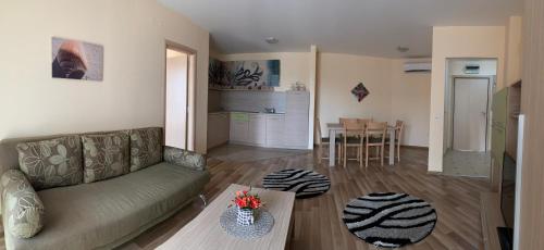 een woonkamer met een bank en een tafel bij Sozopoli Hills Apartments in Sozopol