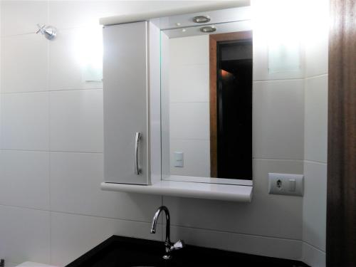 y baño con lavabo y espejo. en Excelente Apto Próx. Centro Curitiba, en Curitiba