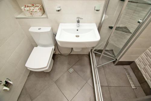 Ένα μπάνιο στο Seaside Luxury Apartment