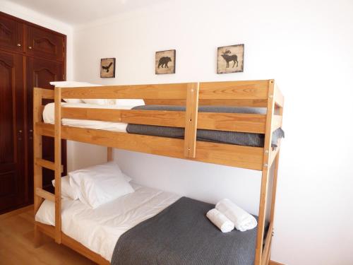 a bunk bed in a room with a bunk bedscribed at Casa Margmar in Vila Nova de Milfontes