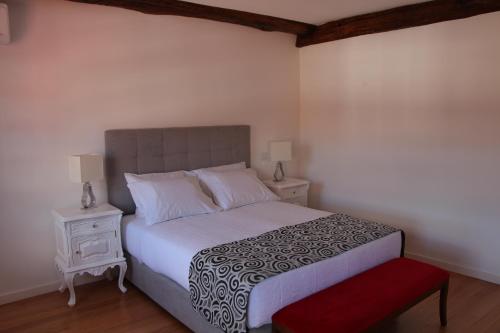 Giường trong phòng chung tại Alma Da Vila