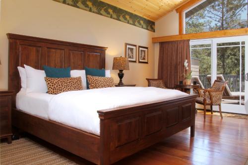 a bedroom with a large bed in a room at The Grand Idyllwild Lodge in Idyllwild