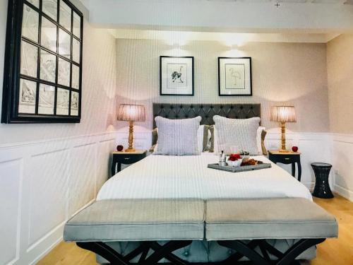 een slaapkamer met een groot wit bed met 2 lampen bij Booking Florence in Florence