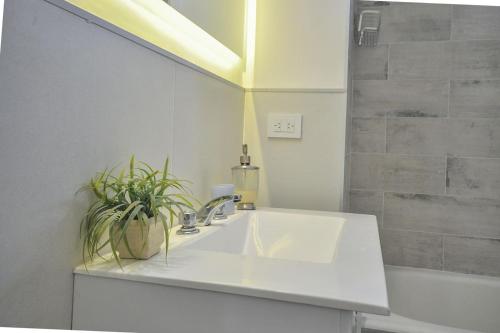 y baño blanco con lavabo y ducha. en Apartamento en el mejor sitio de Recoleta en Buenos Aires