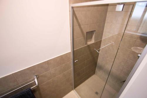 Un baño de Serene Shores