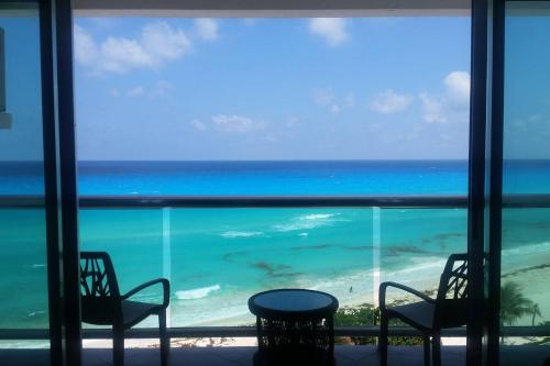 Un balcón o terraza de Cancún, Ocean Dream, Beautiful Apartment, Heart of the Hotel Zone