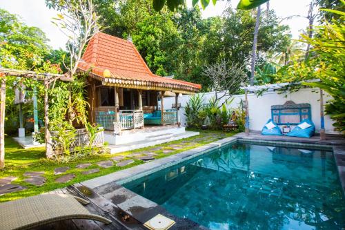 a villa with a swimming pool and a house at Lata Lama in Lovina