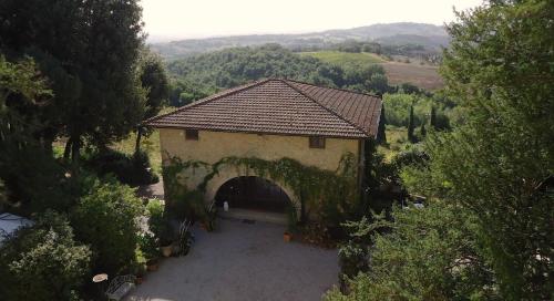 an aerial view of a building with a courtyard at Villa Pieve De' Pitti in Terricciola