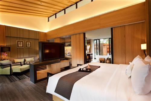 um quarto com uma cama grande e uma televisão em Gaeavilla Resort em Jian