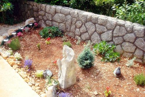 Κήπος έξω από το Sara Apartments Malinska