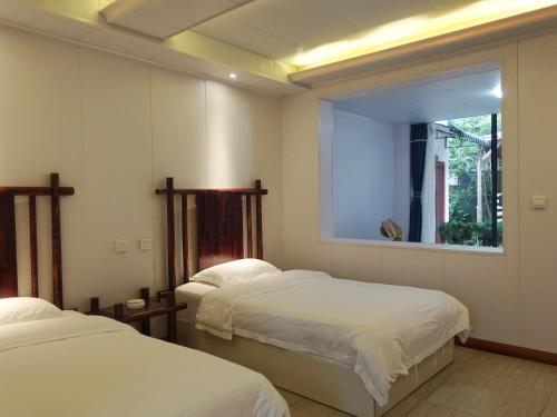 Postel nebo postele na pokoji v ubytování Xingping Our Inn