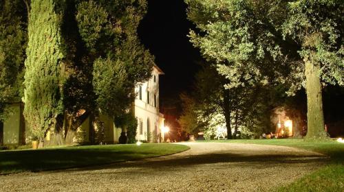a road leading to a house at night at Villa Pieve De' Pitti in Terricciola