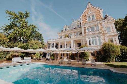 une piscine en face d'un bâtiment dans l'établissement La Villa Guy & Spa - Teritoria, à Béziers