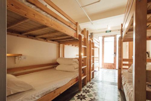 Lao men dong International Youth Hostelにあるベッド