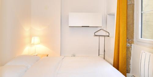 里昂的住宿－Appart' Gailleton，一间卧室设有两张白色的床和窗户