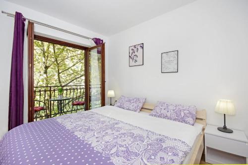 um quarto com uma cama e uma varanda em Lovely countryside Apartment Dolac - Valley, Vrlika em Vrlika