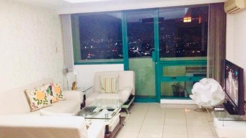 マニラにある67 sqm. Condo Unit in Robinson Place Residencesのリビングルーム(白いソファ、窓付)