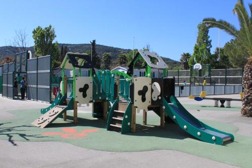 een speeltuin met glijbaan in een park bij les cigales in Vic-la-Gardiole