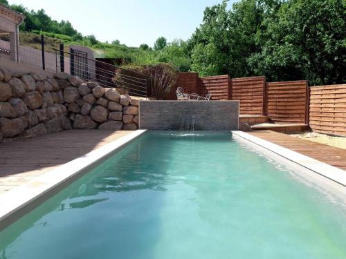 - une piscine avec une fontaine dans la cour dans l'établissement LA KALICIA, à Pierrelongue