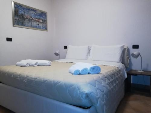レッジョ・ディ・カラブリアにあるFata Morgana Suiteのベッドルーム1室(ベッド1台、タオル2枚付)