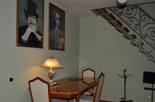 une table à manger avec une lampe et un tableau mural dans l'établissement LA CASA DELLA MUSICA, à Castellammare di Stabia