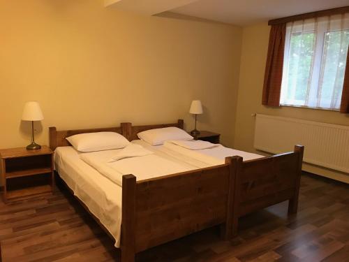 ein Schlafzimmer mit einem großen Bett mit zwei Kissen in der Unterkunft Pensiunea Igazland *** in Dumbrava