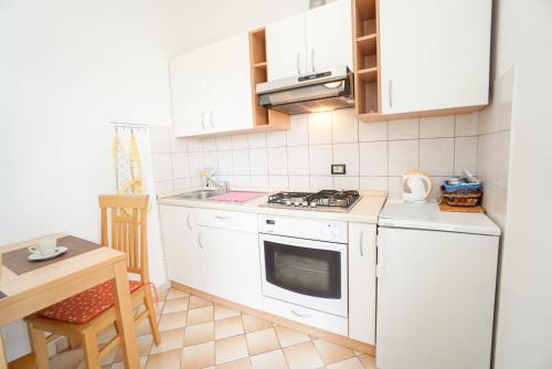 Η κουζίνα ή μικρή κουζίνα στο Apartments Titonel