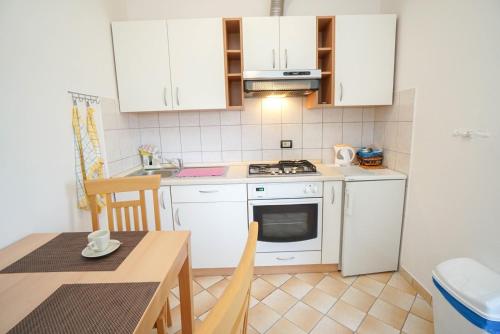 Η κουζίνα ή μικρή κουζίνα στο Apartments Titonel