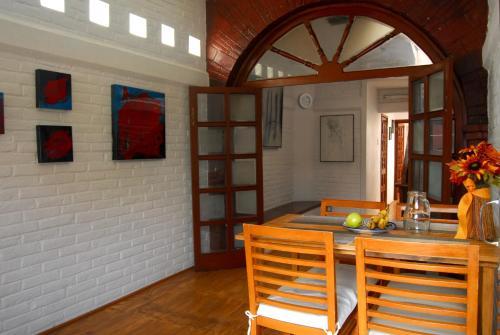 een eetkamer met een houten tafel en stoelen bij Coyoacan, 2 level Cozy apartment 3Bedrooms, 3Bathrooms, Terrace in Mexico-Stad
