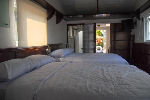 Ein Bett oder Betten in einem Zimmer der Unterkunft Coyoacan, 2 level Cozy apartment 3Bedrooms, 3Bathrooms, Terrace