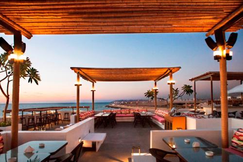 a restaurant with a view of the ocean at La Siesta Hotel & Beach Resort in Khaldah