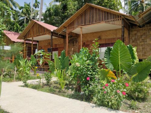 uma casa com um monte de plantas à frente dela em Havelock Farms Resort em Havelock Island