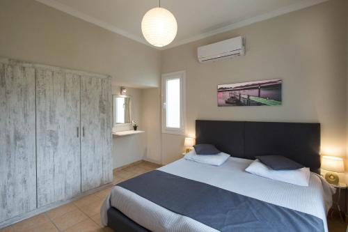 a bedroom with a large bed in a room at Georgia's Apartments, Ipsos - Complex S in Ipsos